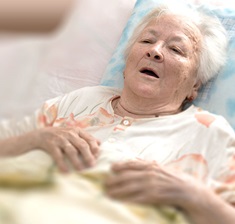Seniorin mit Lungenentzündung im Bett