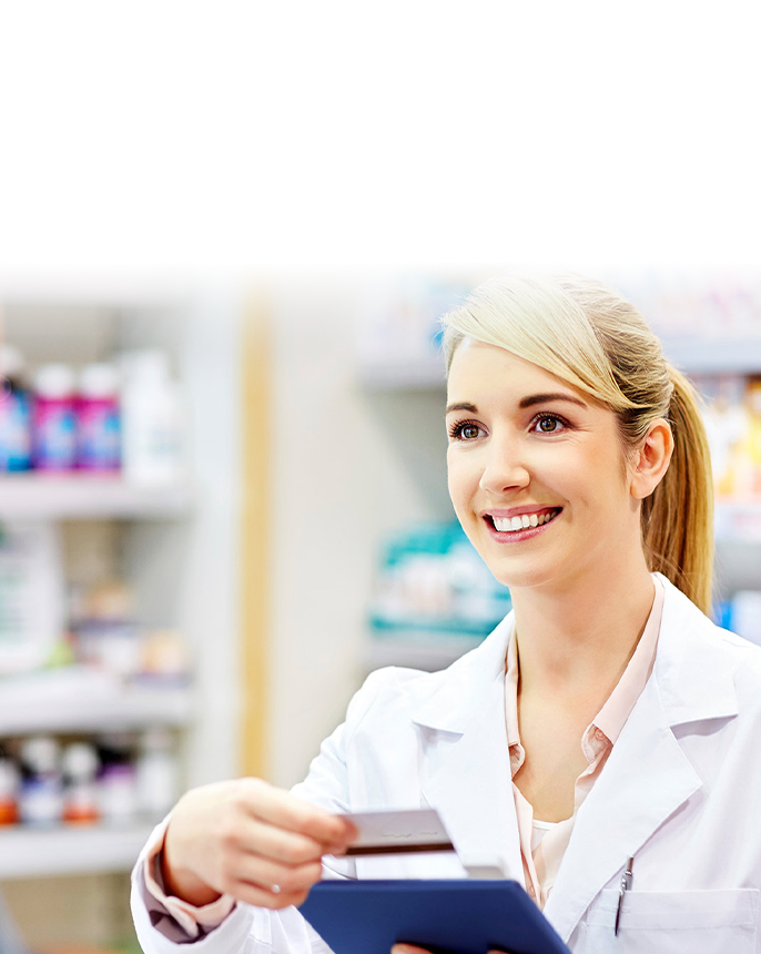 lächelnde Apothekerin berät Kunden