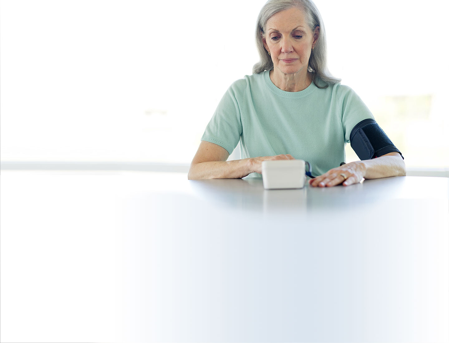 Patient im Gespräch mit Pflegerin