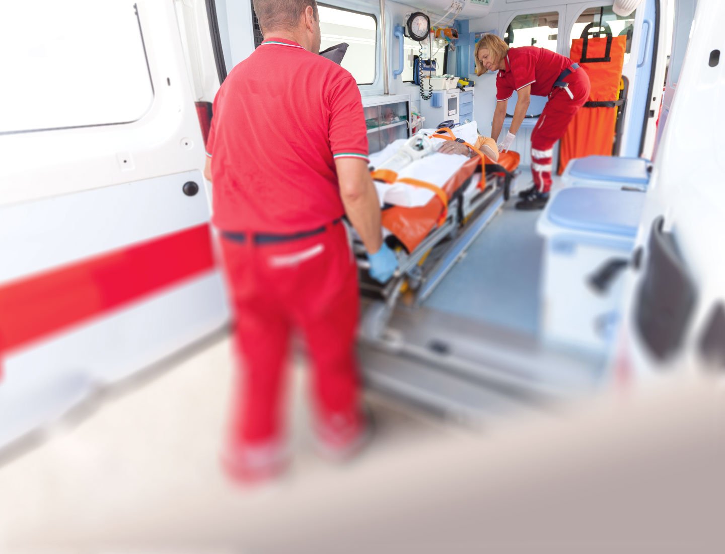 Sanitäter schieben Patient in Krankenwagen