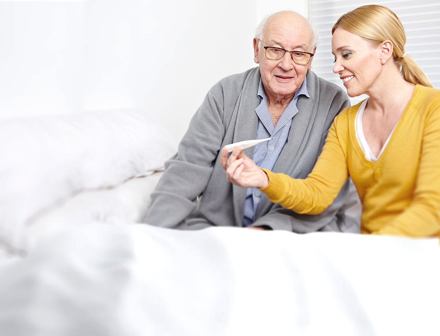 Fiebermessen bei einem Senior