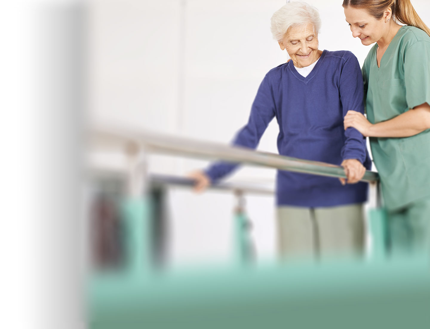 Seniorin mit rheumatischer Erkrankung bei Krankengymnastik