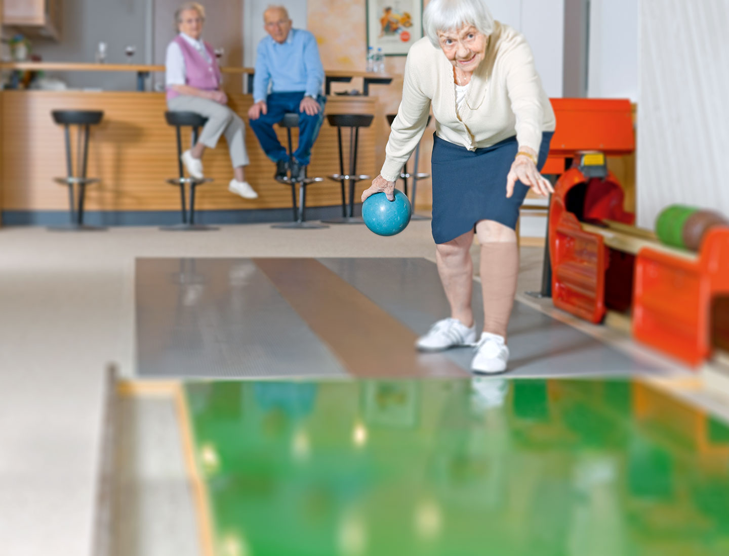 Ältere Frau beim Kegeln mit Stützstrümpfen