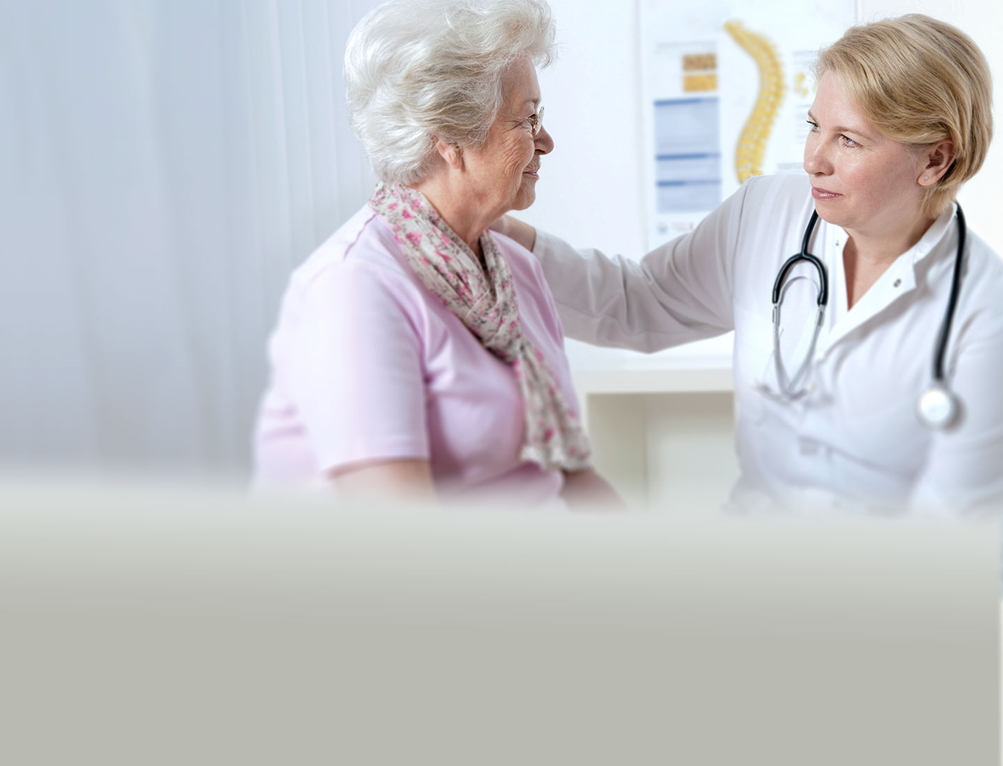 Seniorin in Gespräch mit Ärztin