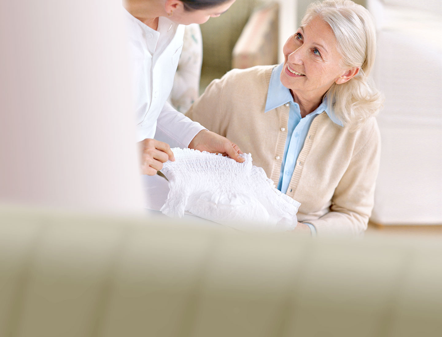 Ärztin und Seniorin mit Inkontinenzprodukt