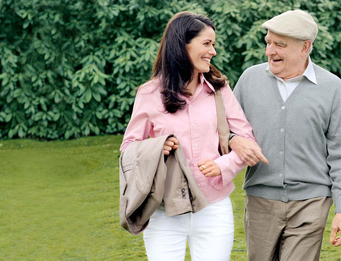 Angehörige mit Senior beim spazieren