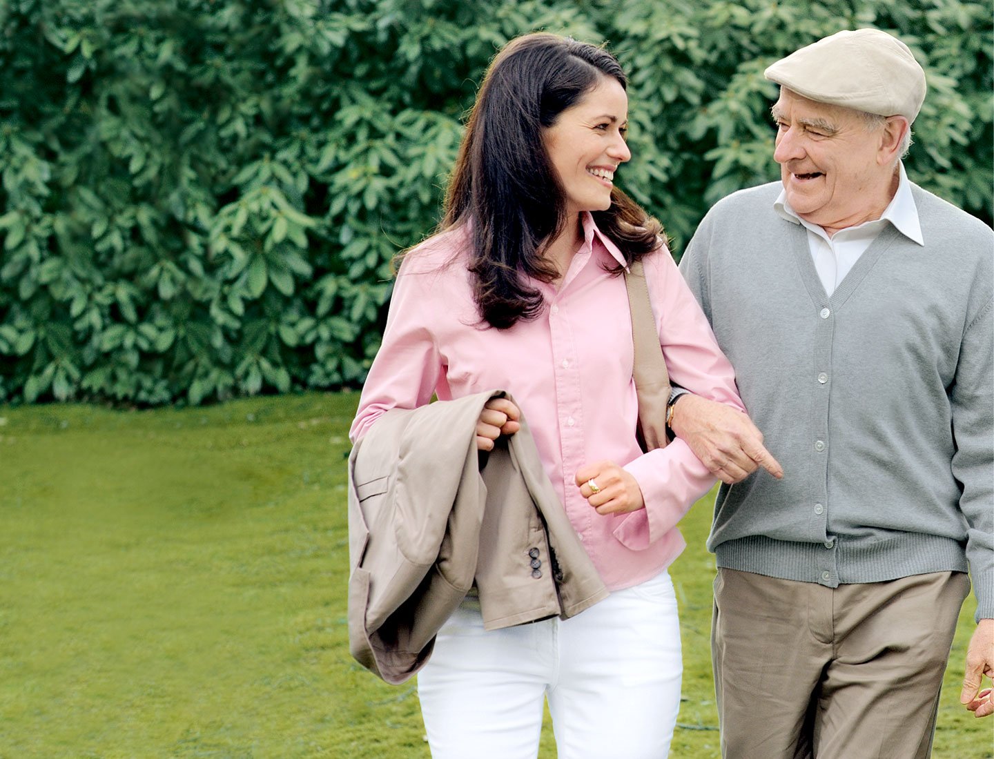 Angehörige mit Senior beim spazieren