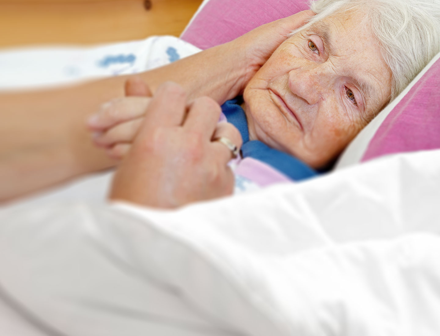 Bettlägerige Seniorin mit Dekubitusrisiko