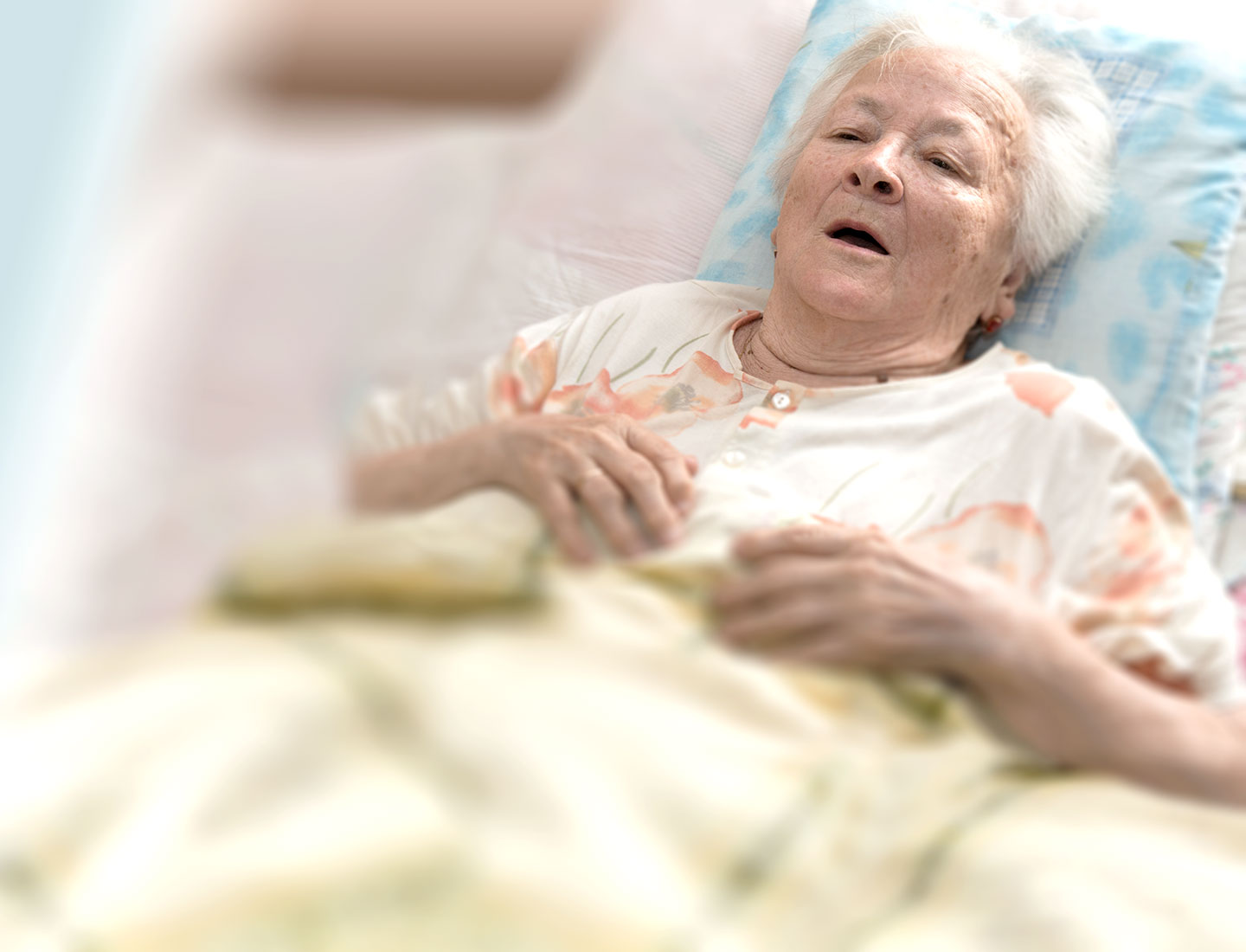 Seniorin mit Lungenentzündung im Bett