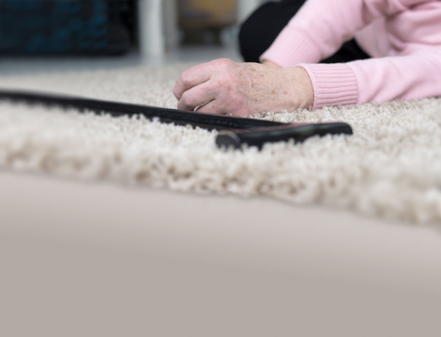 Ältere Frau liegt nach Sturz am Boden