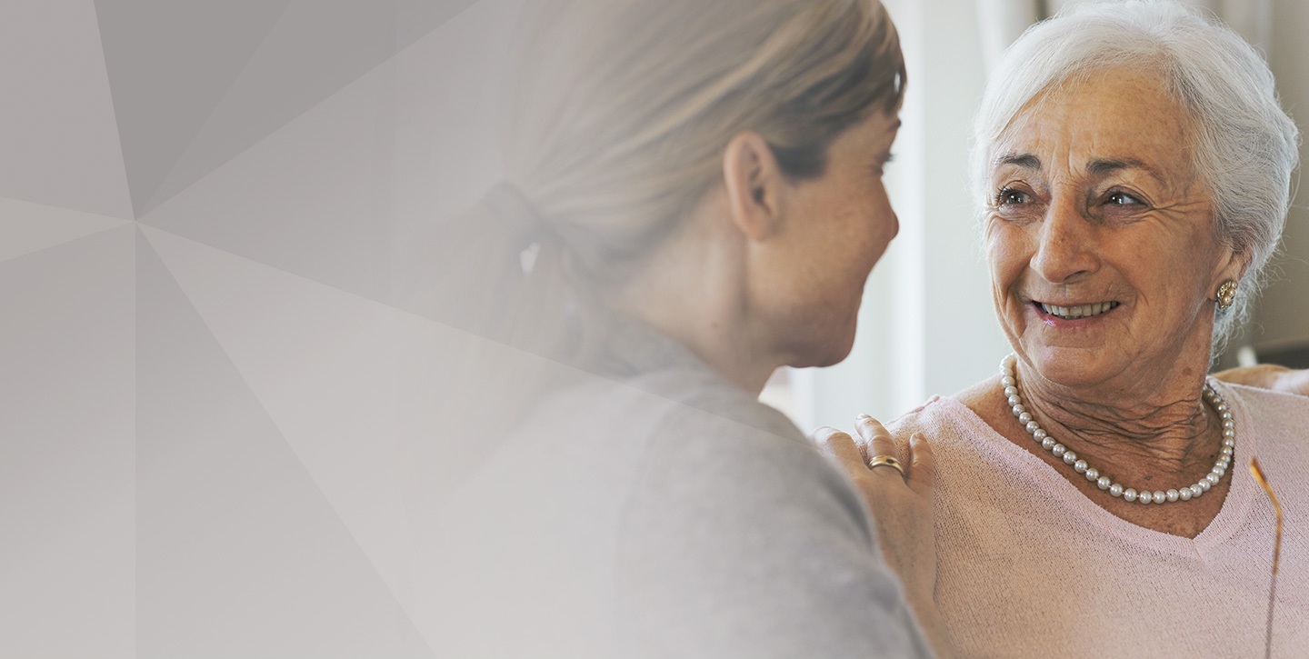 Seniorin wird von Tochter in Arm genommen