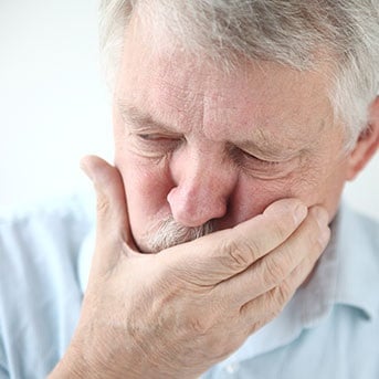 Senior kurz vor dem Erbrechen