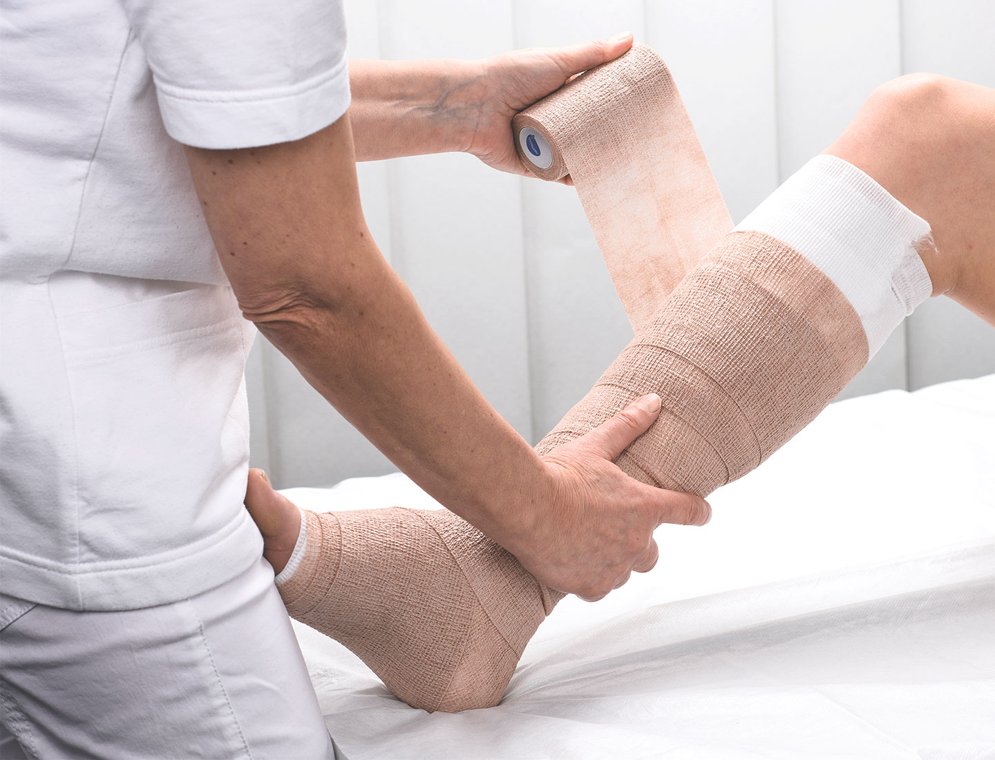 Kompressionstherapie hilft bei den Ursachen von Venen- und Ulkusleiden