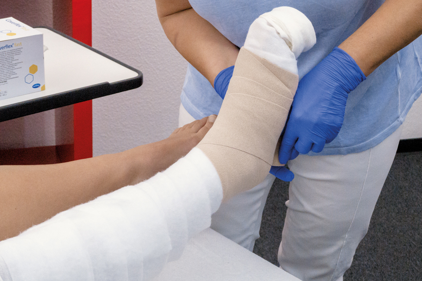 Darstellung des Anlegens einer Kurzzugbinde