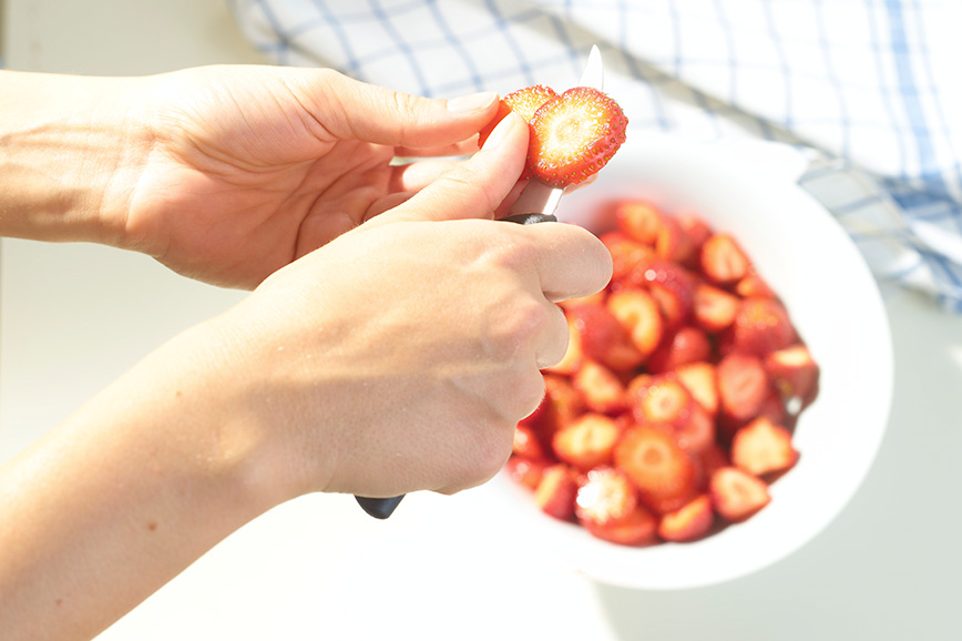 Schnittwunde beim Schneiden von Erdbeeren