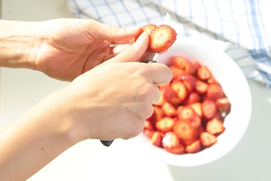 Schnittwunde beim Schneiden von Erdbeeren