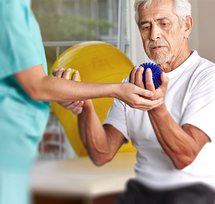 Senior bei Bewegungsübung nach Schlaganfall