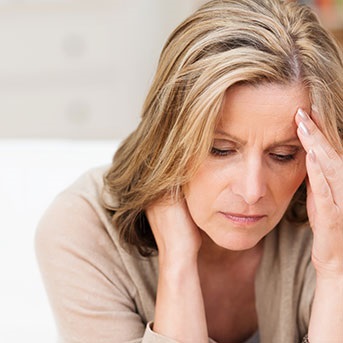 Frau überlastet von Pflegeaufwand