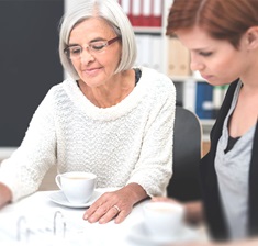 Frau nutzt Beratungsangebot für pflegende Angehörige