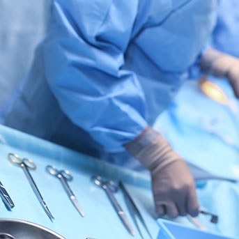 Szene aus OP-Saal mit OP-Instrumenten