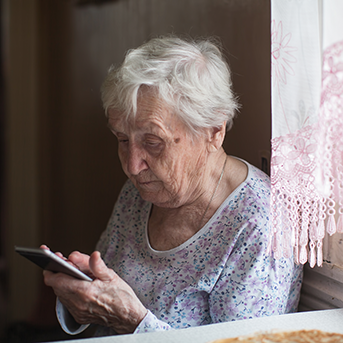 Seniorin mit Smartphone