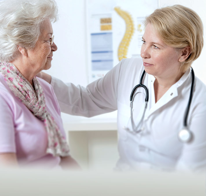 Seniorin in Gespräch mit Ärztin