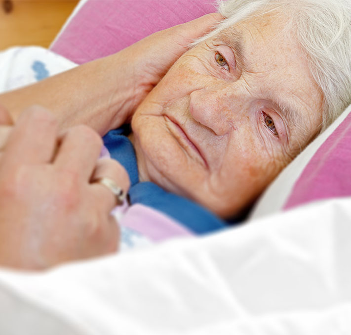 Bettlägerige Seniorin mit Dekubitusrisiko