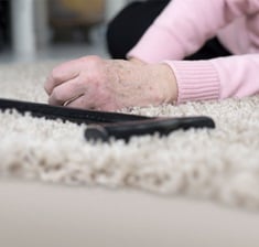 Ältere Frau liegt nach Sturz am Boden