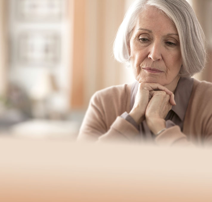 Seniorin mit Stuhlinkontinenz, deprimiert im Wald