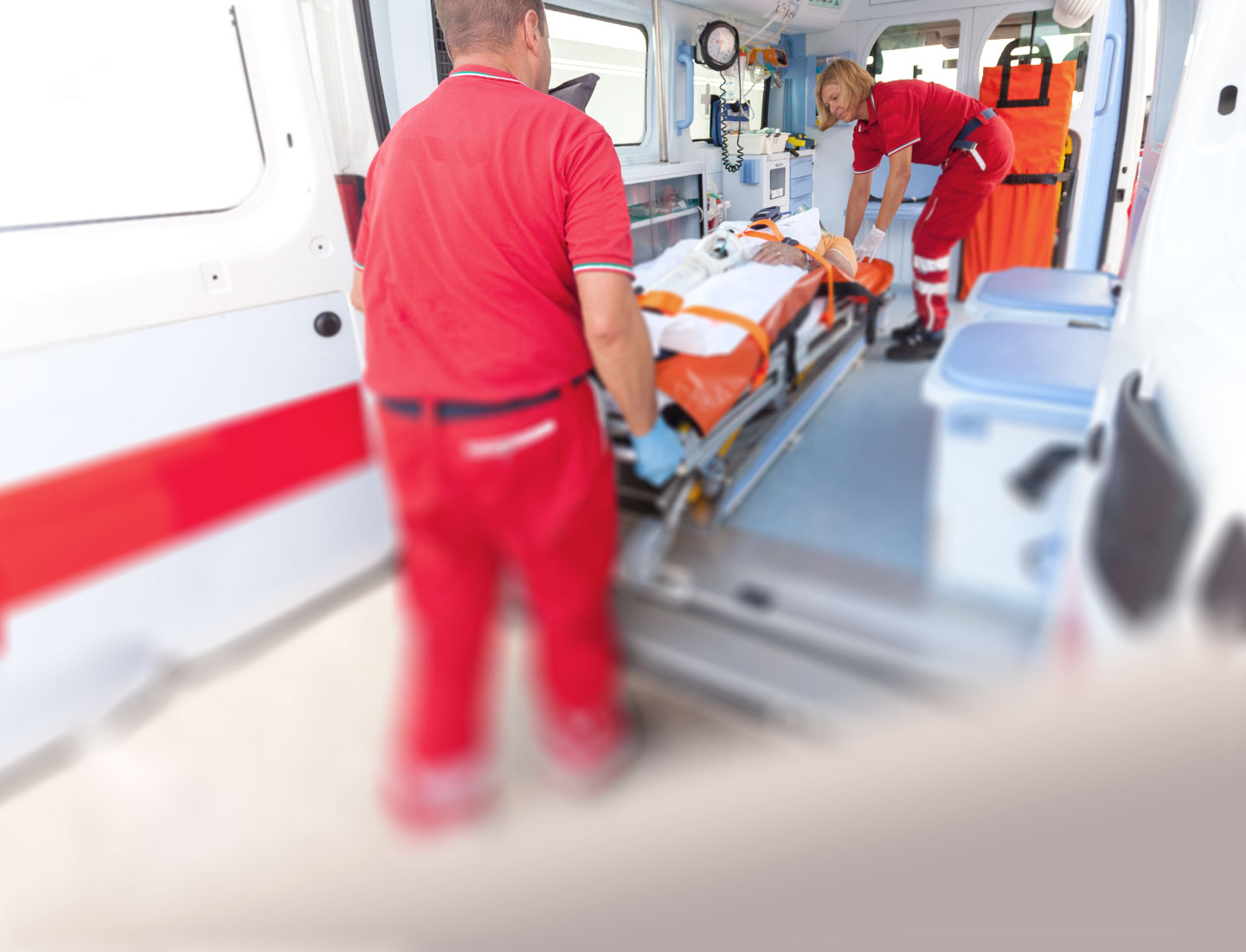 Sanitäter schieben Patient in Krankenwagen
