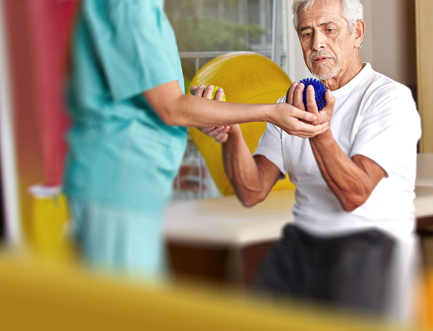 Senior bei Bewegungsübung nach Schlaganfall