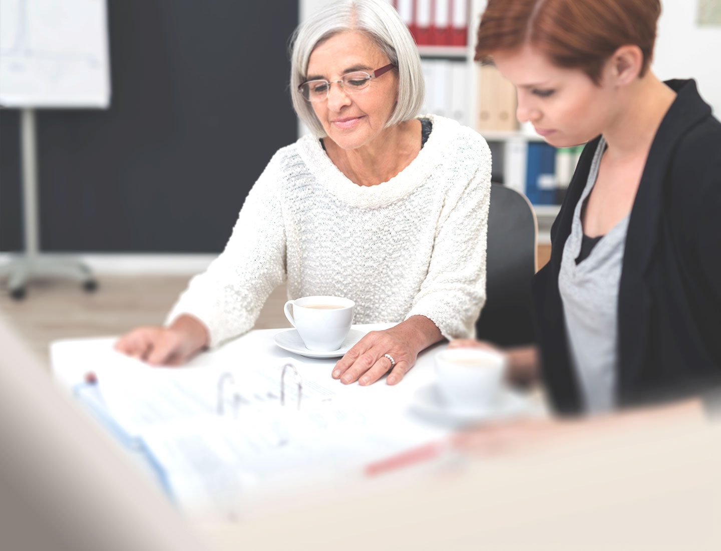 Frau nutzt Beratungsangebot für pflegende Angehörige