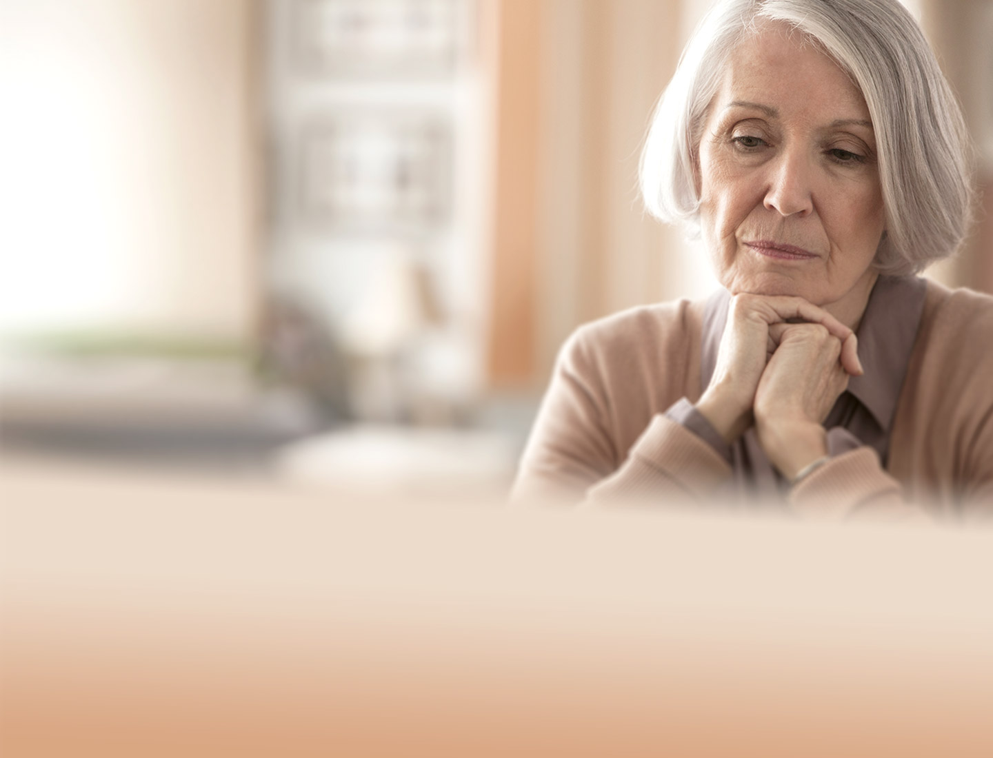 Seniorin mit Stuhlinkontinenz, deprimiert im Wald