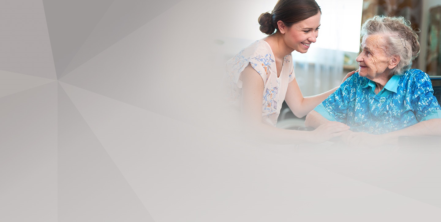 Pflegerin umsorgt Seniorin
