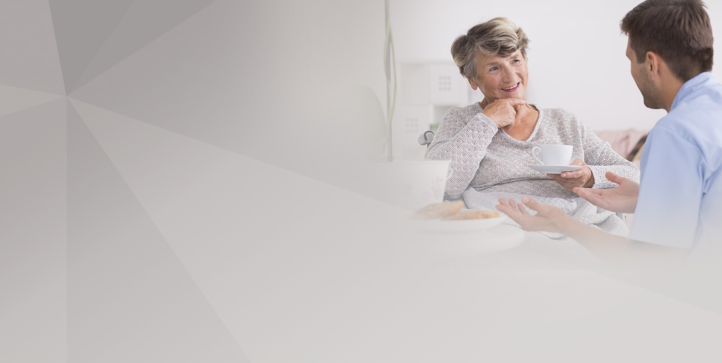 Arzt mit Seniorin im Gespräch