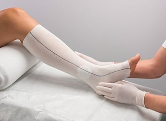 Angezogener Schlauchverband am Bein