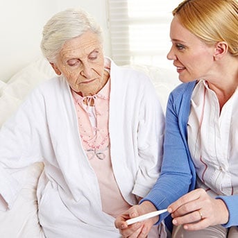 Fiebermessen bei Seniorin