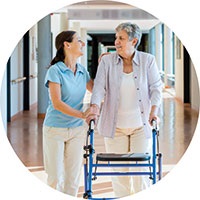 Pflegerin und Seniorin mit Rollator