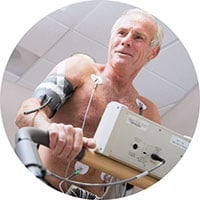 Senior bei Erstellung eines Kardiogramms