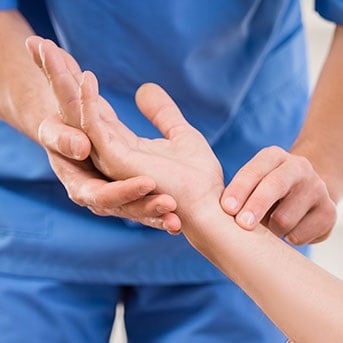 Puls wird von Hand am Handgelenk gemessen