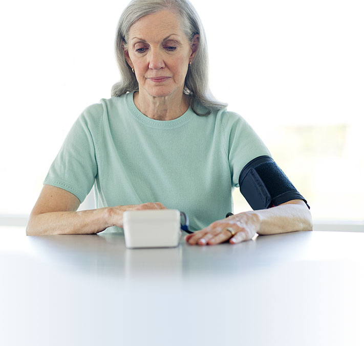 Patient im Gespräch mit Pflegerin