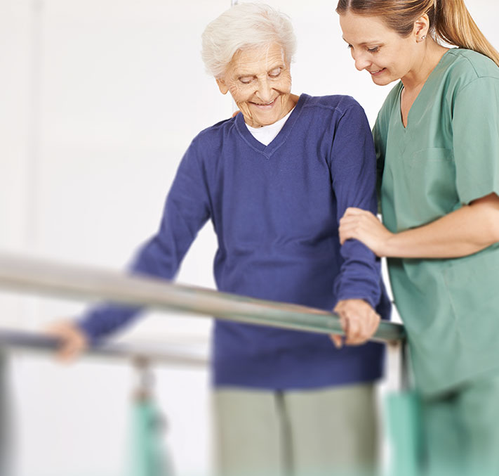 Seniorin mit rheumatischer Erkrankung bei Krankengymnastik