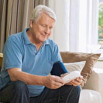 Älterer Mann beim Blutdruckmessen