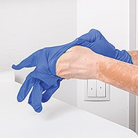 Anziehen von Einmalhandschuhe vor Verbandswechsel