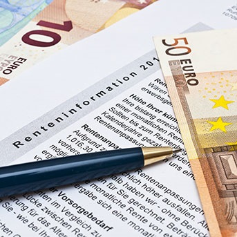 Renteninformation und Geldscheine
