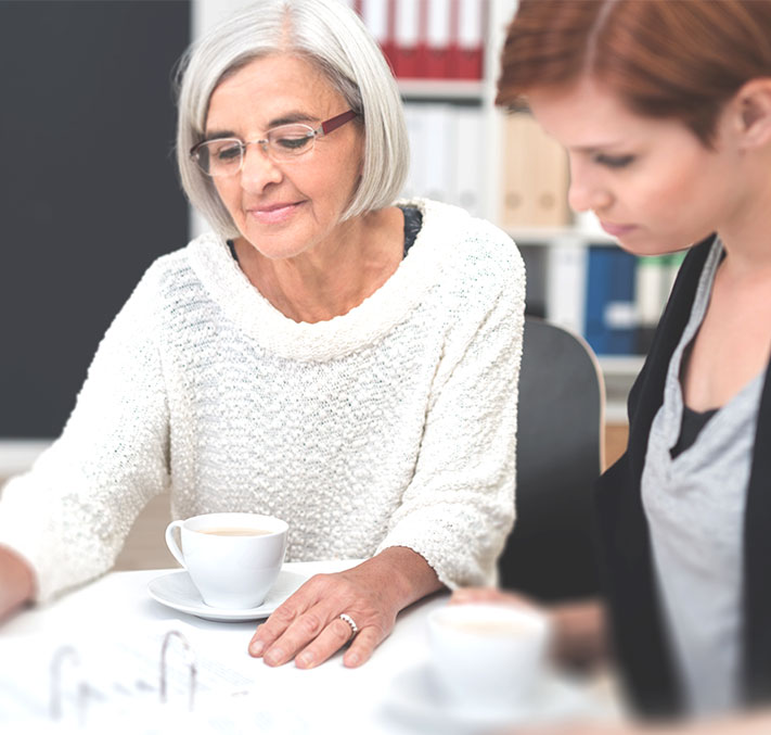 Frau nutzt Beratungsangebot für pflegende Angehörige