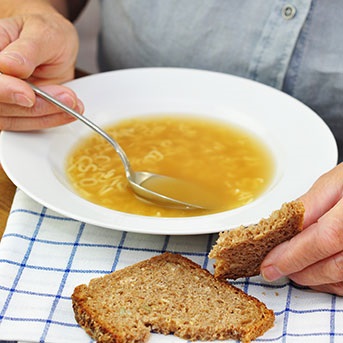 Suppenteller und Brot