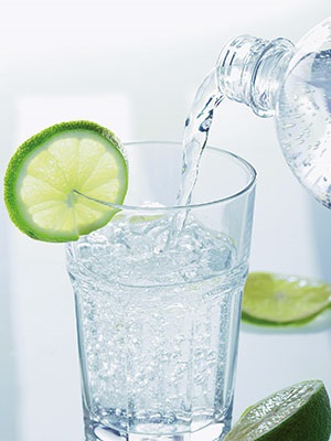 Glas mit Wasser und Limetten