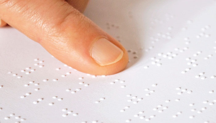 Blindenschrift, ertastet durch die Rezeptoren der Haut