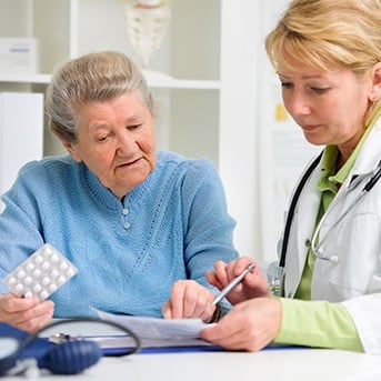 Ärztin im Gespräch mit Patientin